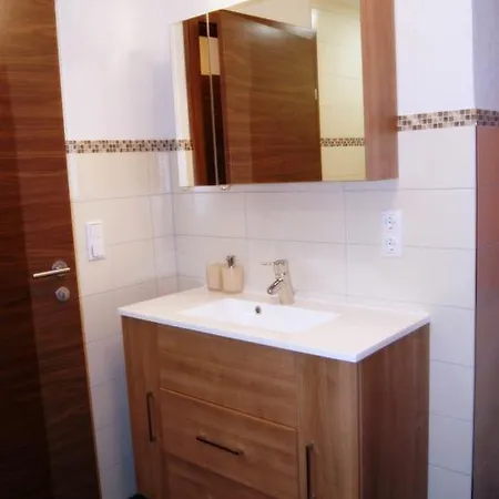 Haus Rosegger Apartamento *